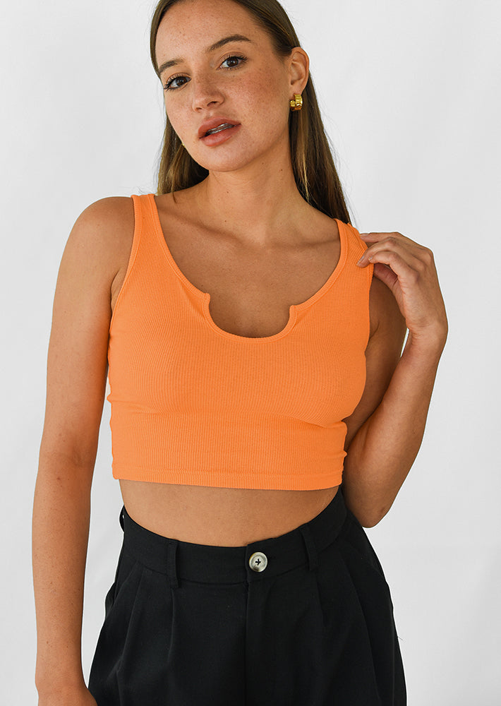 Camiseta sin mangas naranja de canalé con cuello de muesca