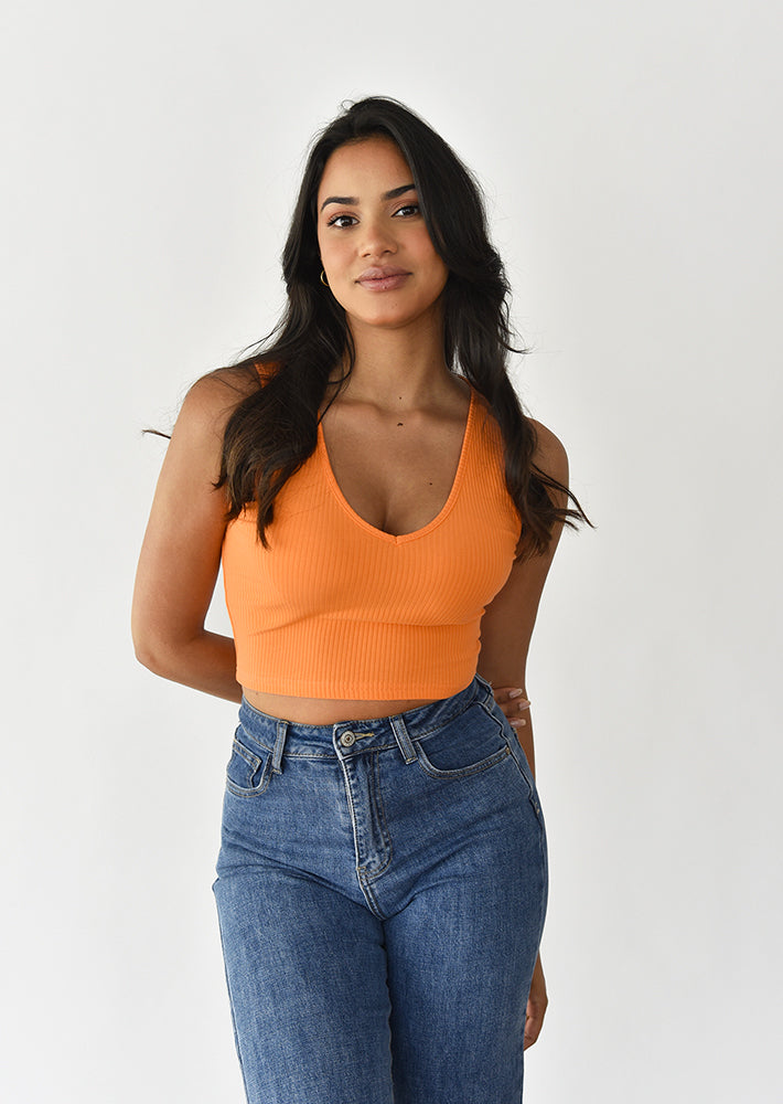 Camiseta naranja de tirantes con cuello de pico de canalé