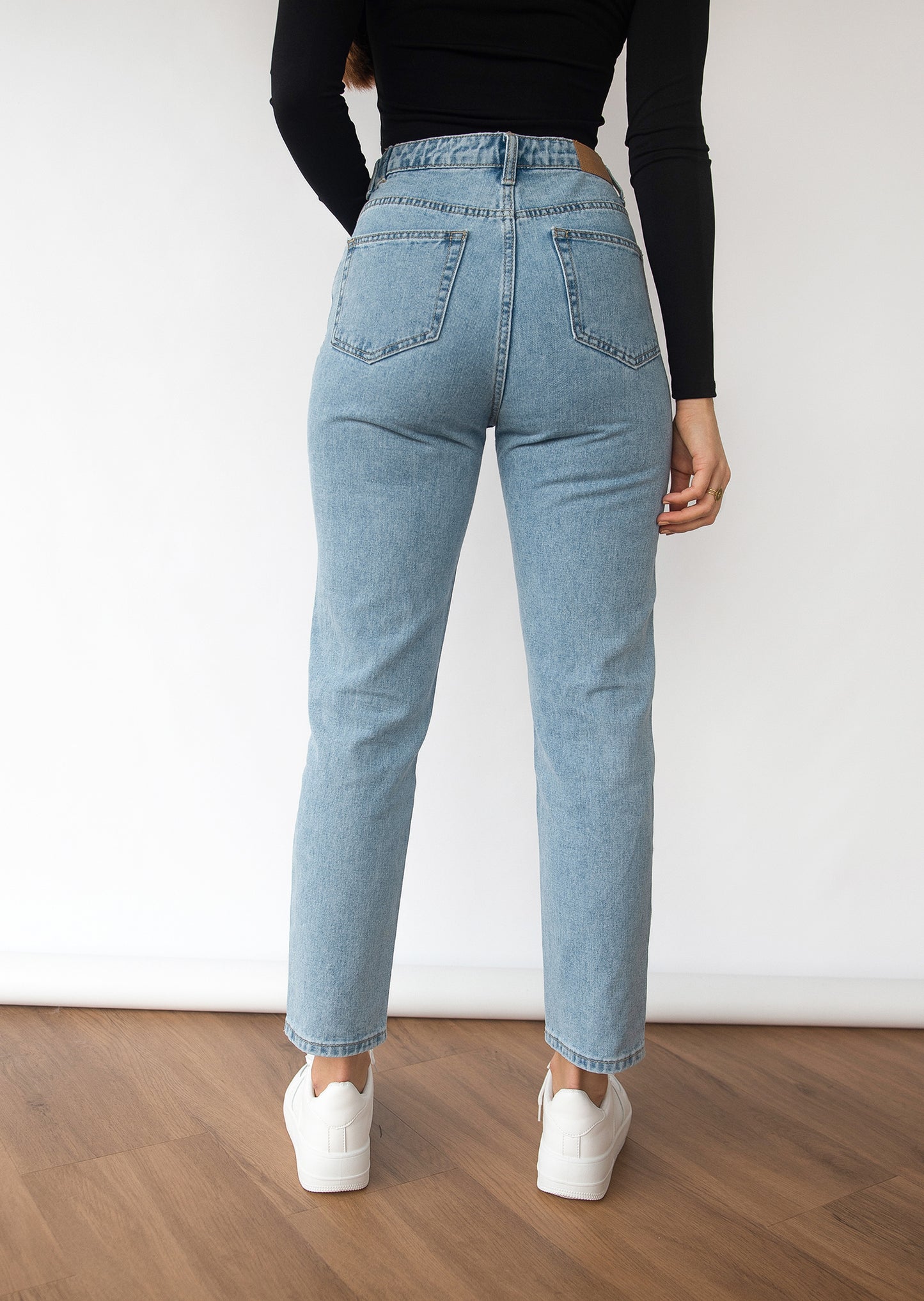 Jeans with asymmetric belt in blue