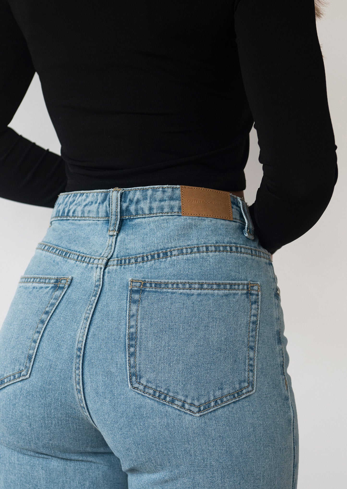 Jeans with asymmetric belt in blue