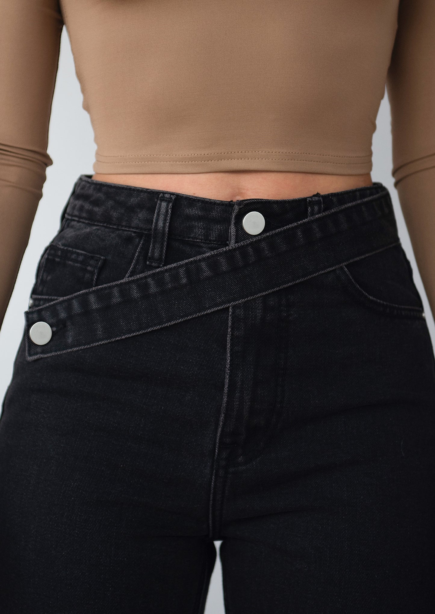 Jeans with asymmetric belt in black