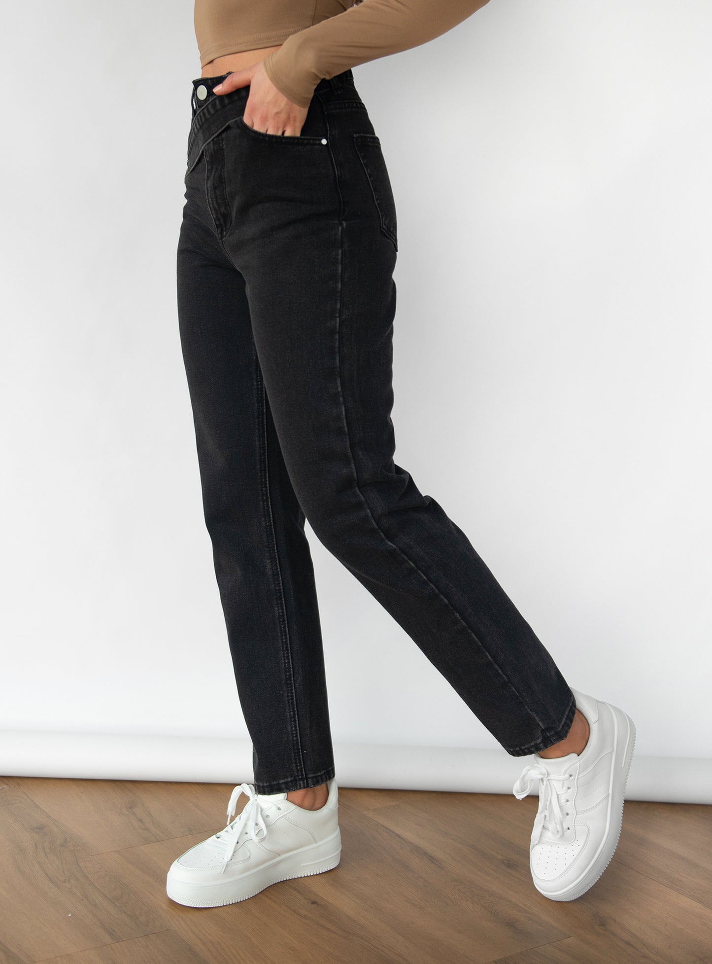Jeans with asymmetric belt in black