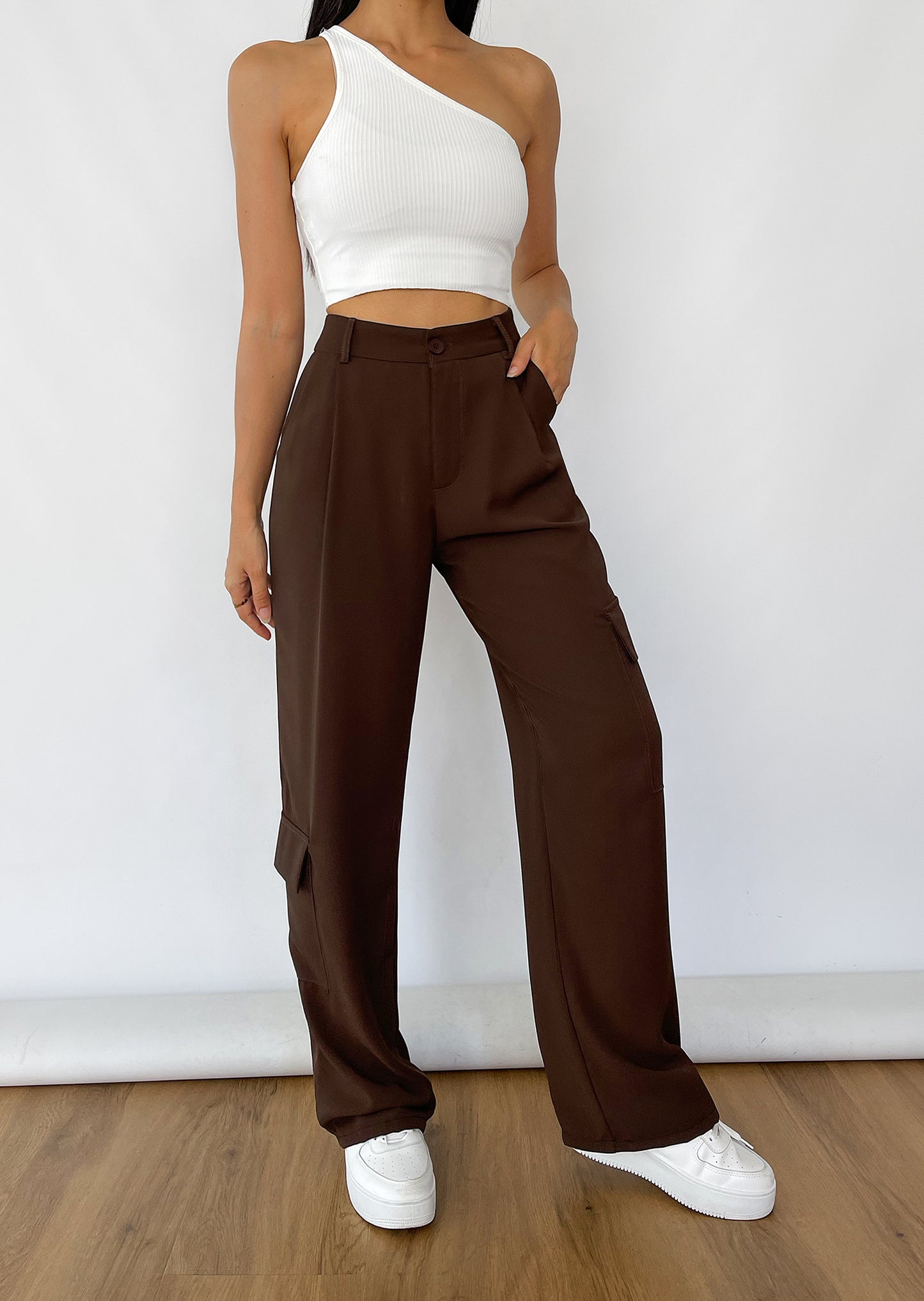 Wide leg cargo pants in brown