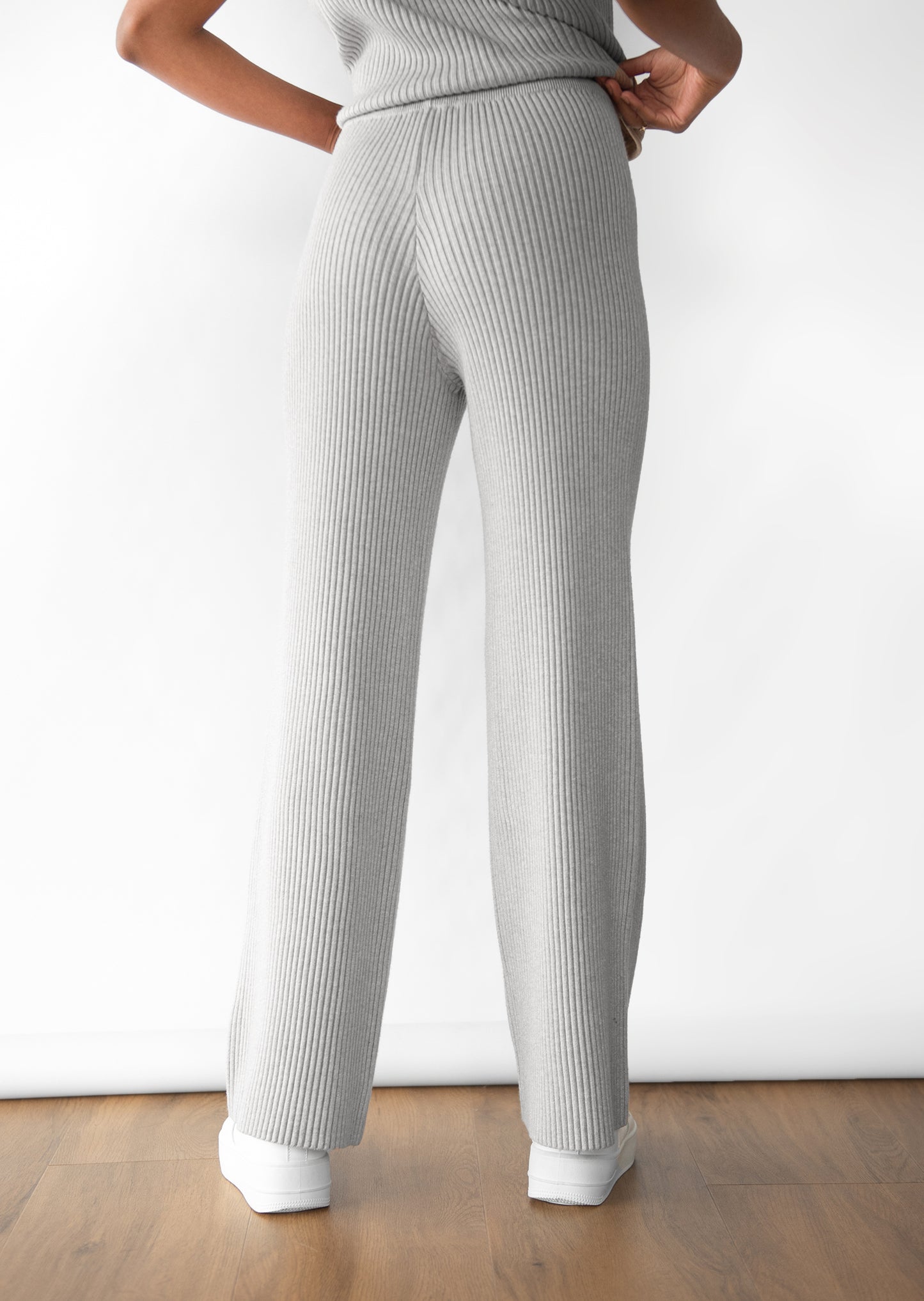 Knitted ribbed trousers in grey