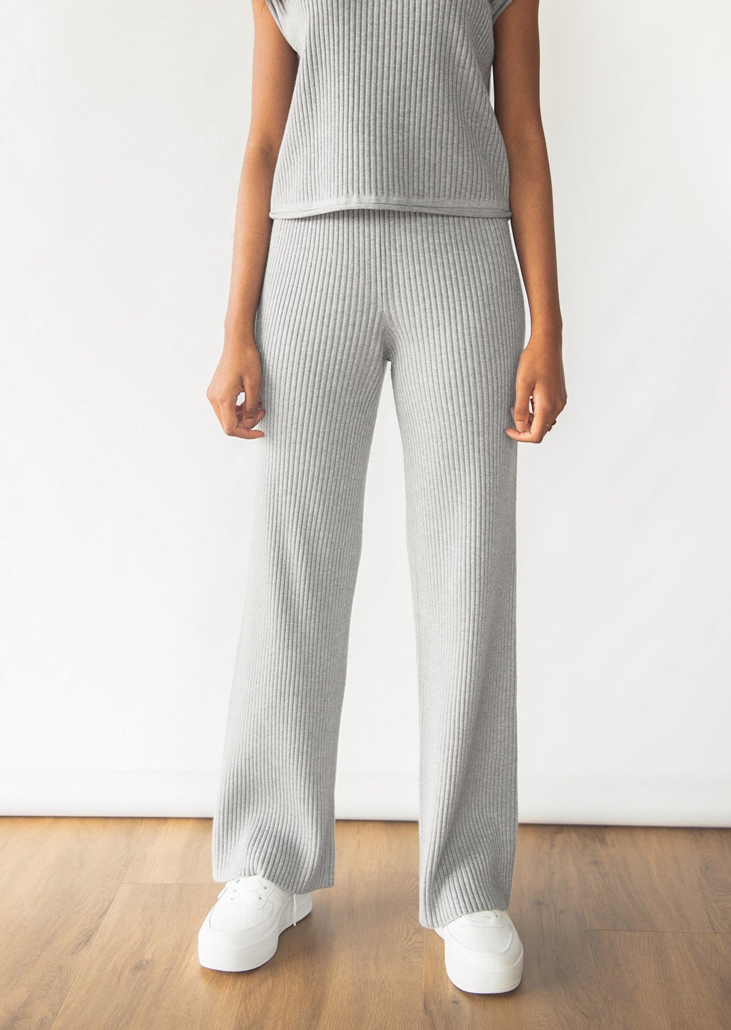 Knitted ribbed trousers in grey