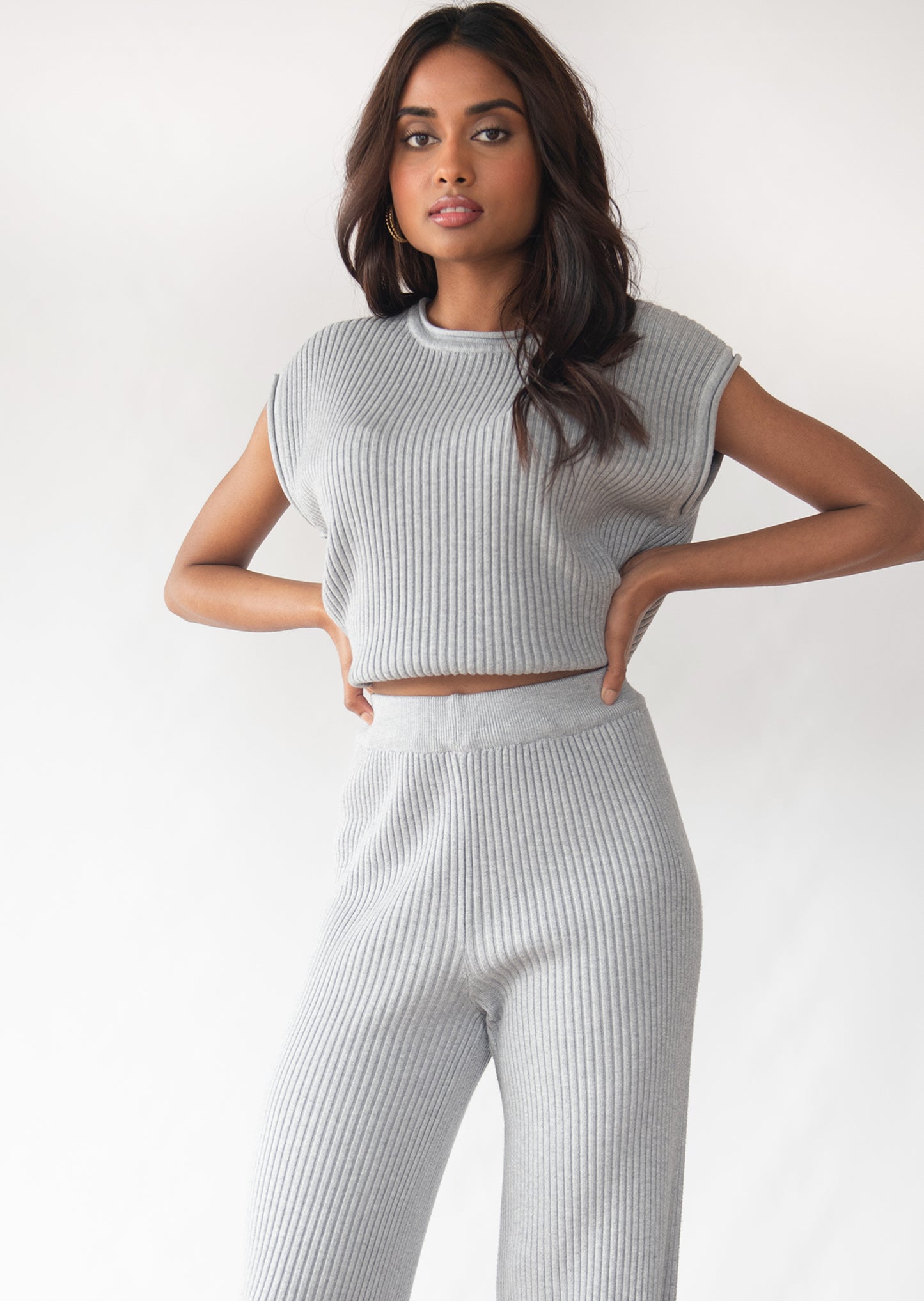 Knitted ribbed trousers in grey