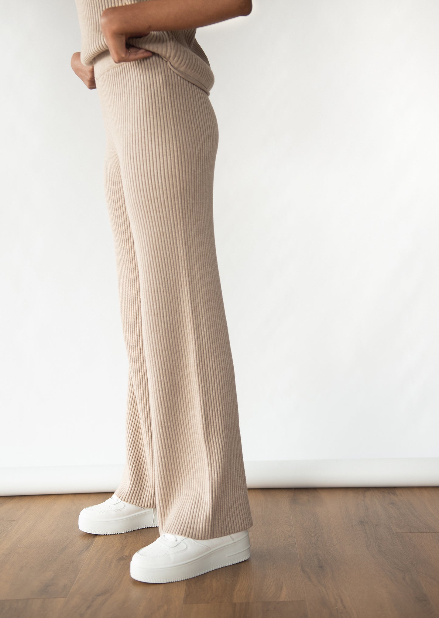 Knitted ribbed trousers in taupe