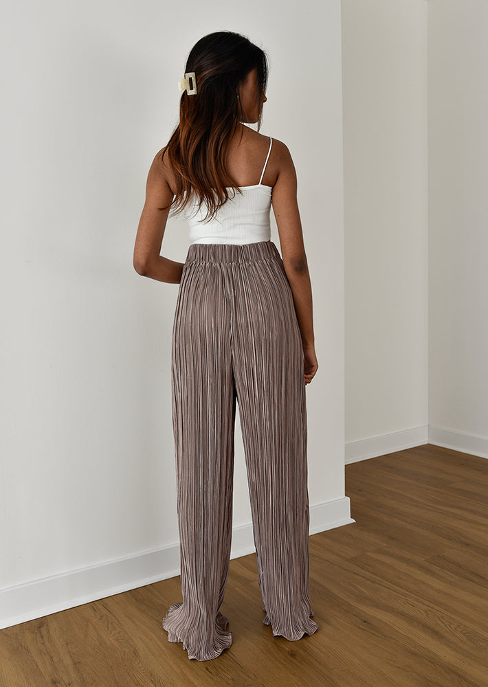 Pantalon en satin plissé