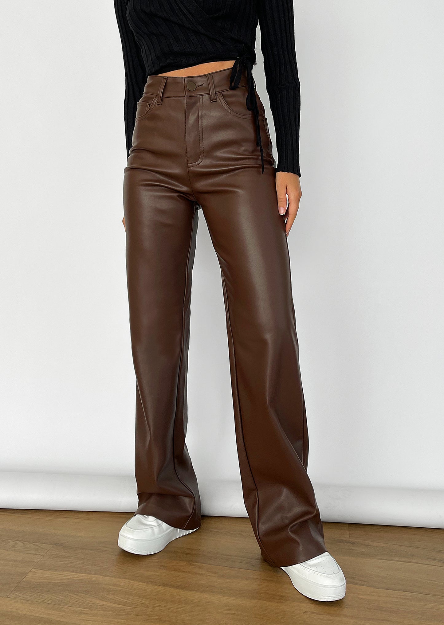 Pantalones de pernera ancha de cuero sintético marrón