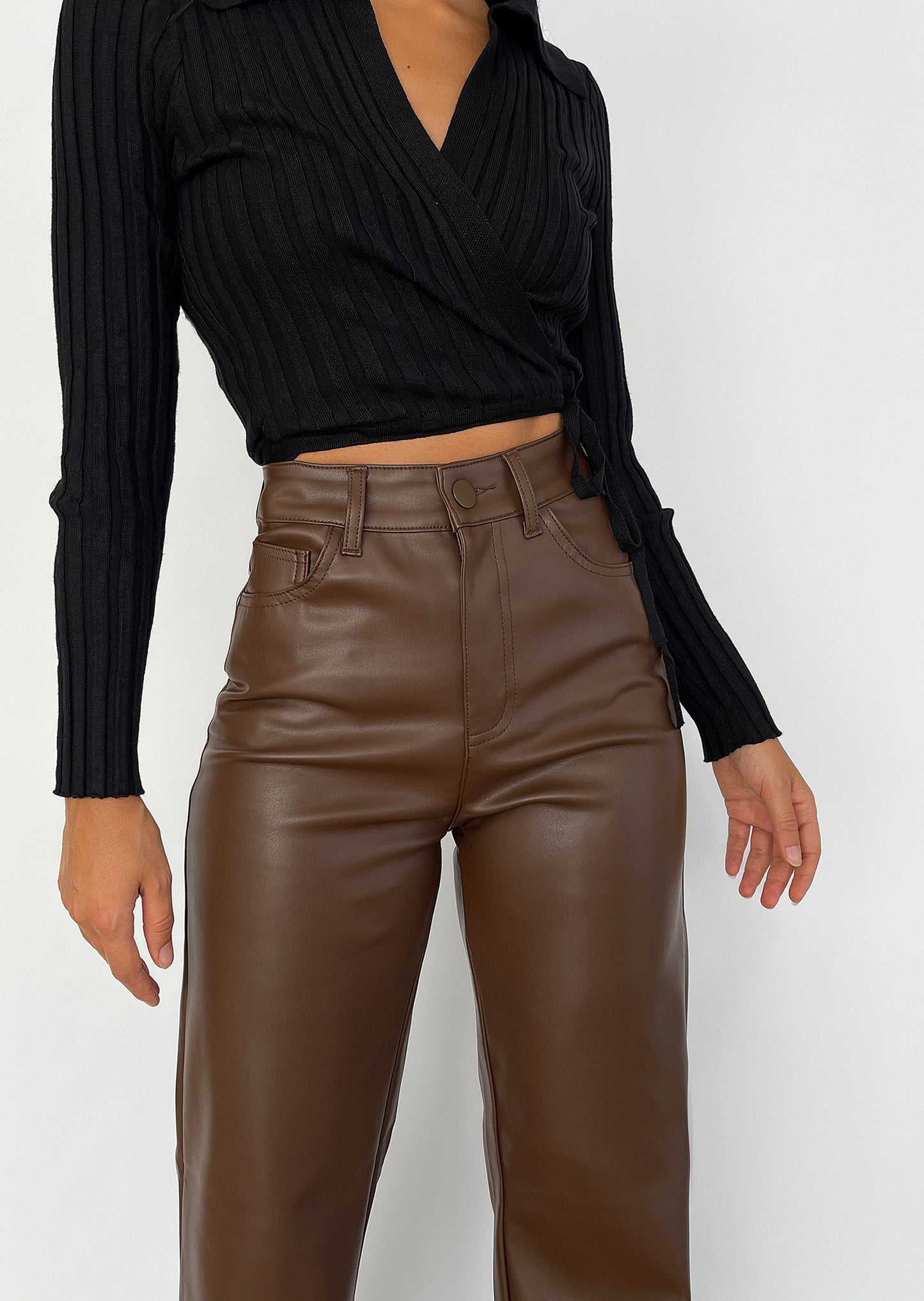 Pantalones de pernera ancha de cuero sintético marrón