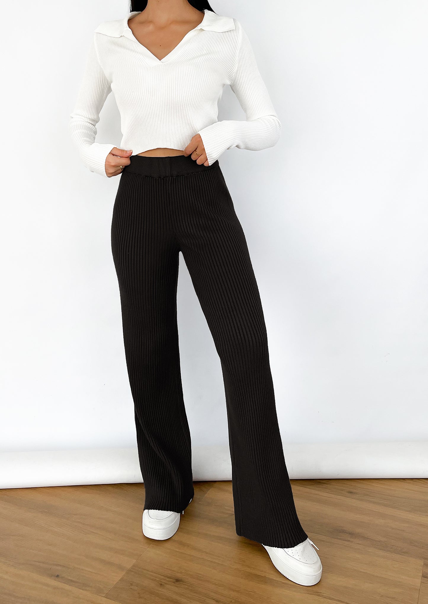 Wide leg knitted trousers in black