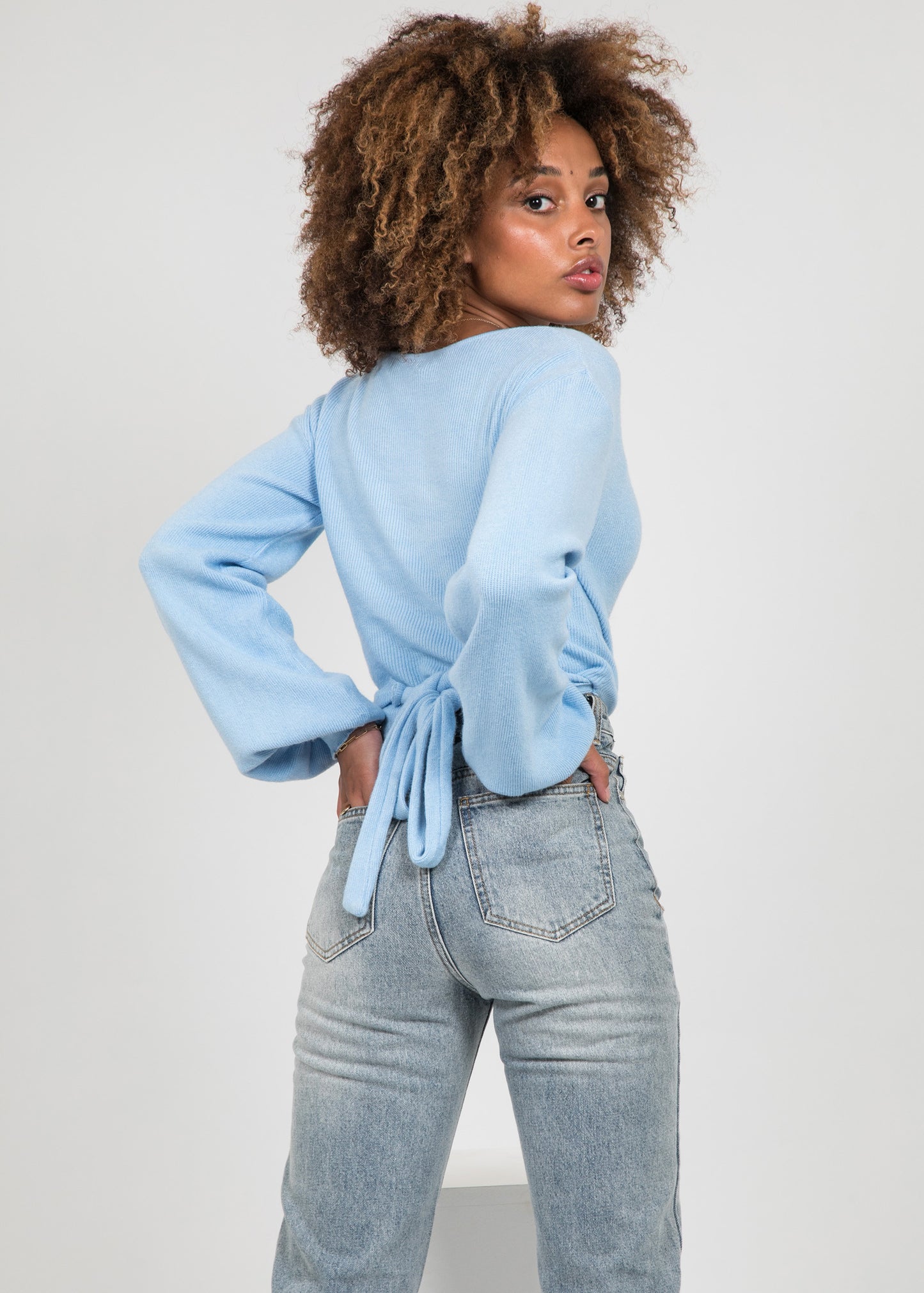 Wrap knitted jumper with ballon sleeves in blue
