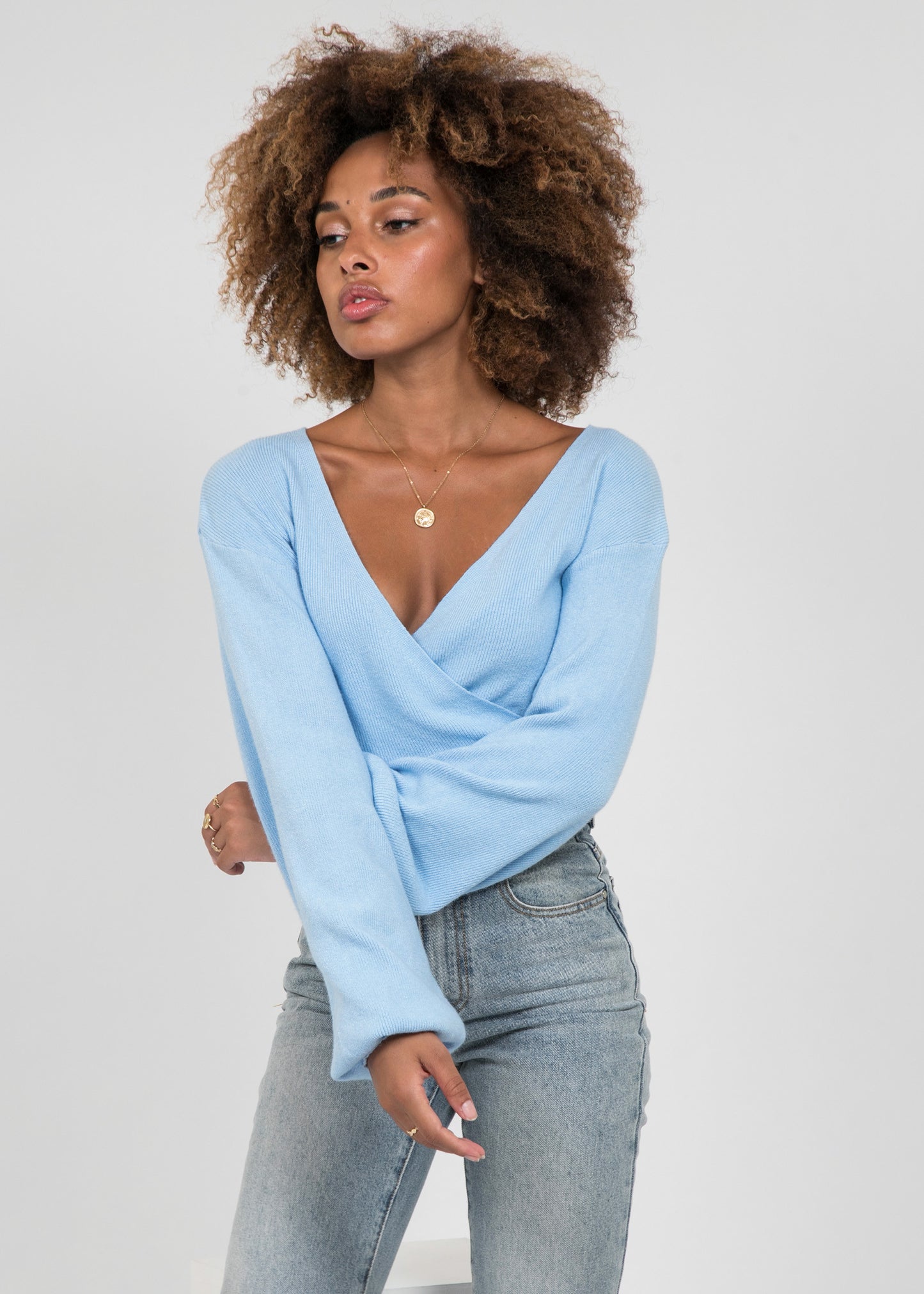 Wrap knitted jumper with ballon sleeves in blue