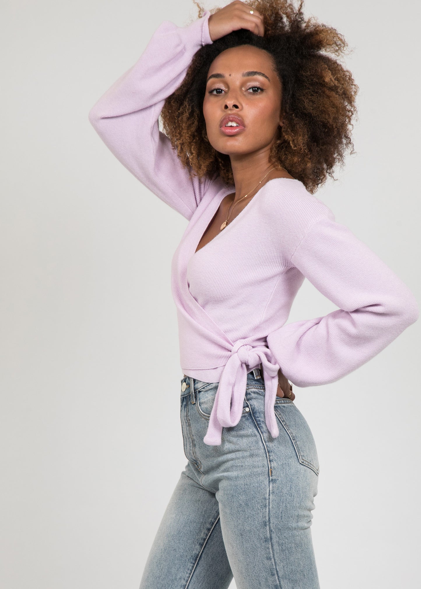 Wrap knitted jumper with ballon sleeves in lilac
