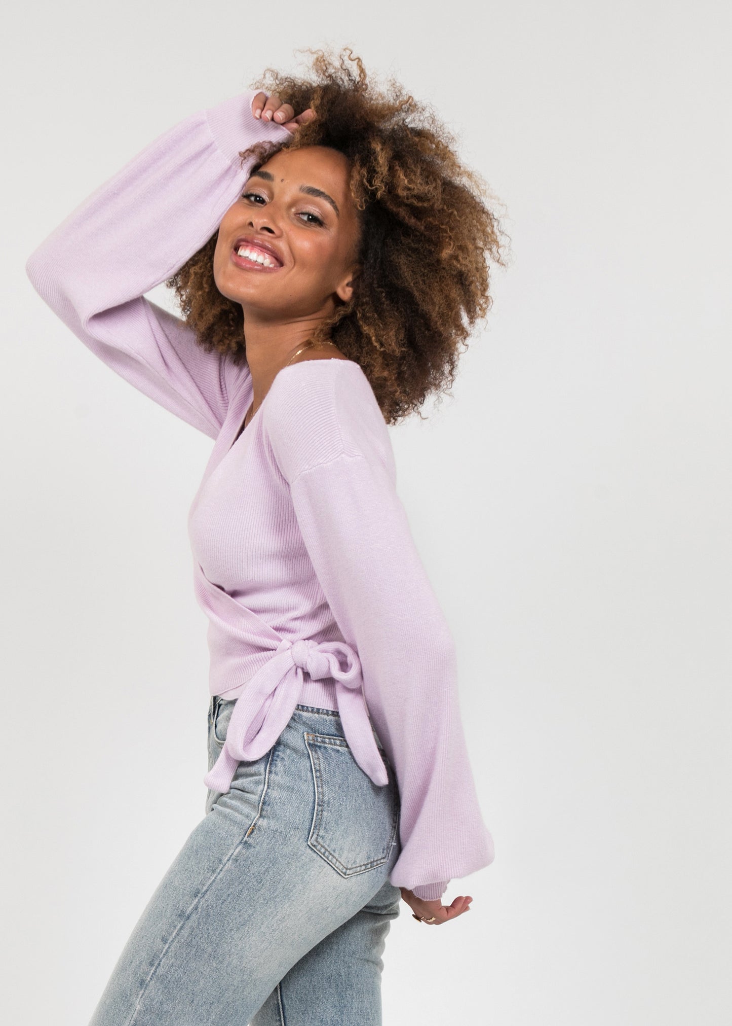 Wrap knitted jumper with ballon sleeves in lilac