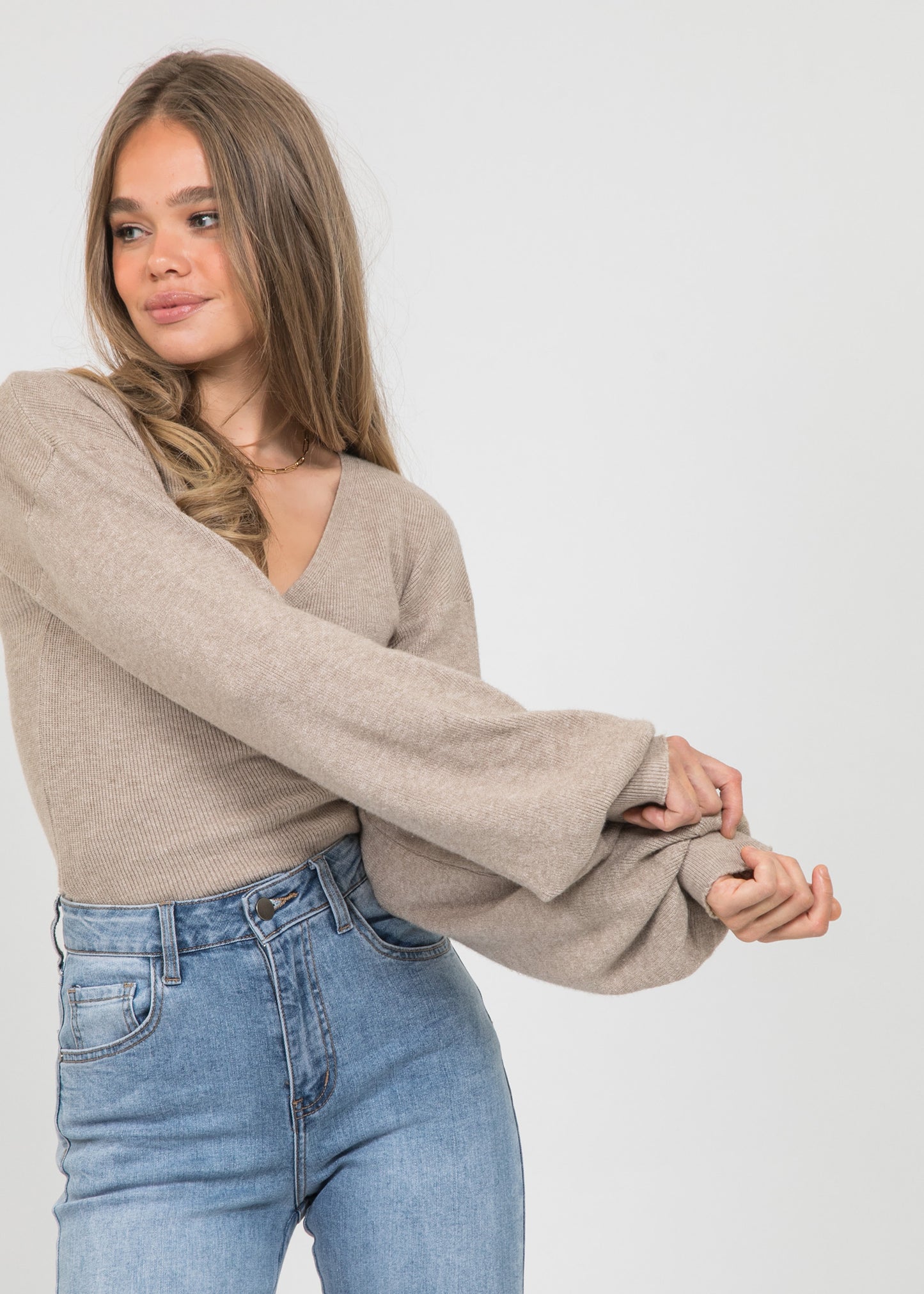 Wrap knitted jumper with ballon sleeves in taupe