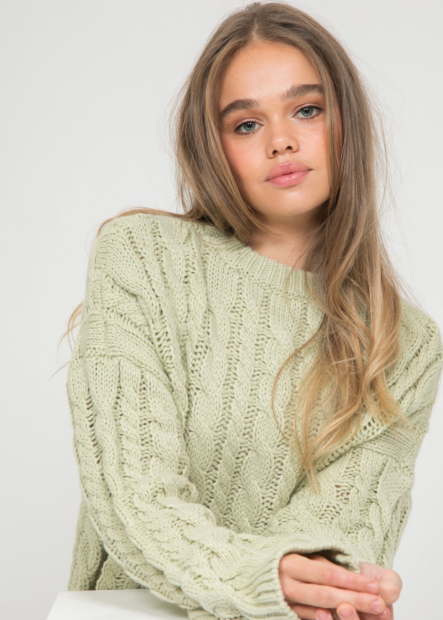 Cable knit round neck jumper in green