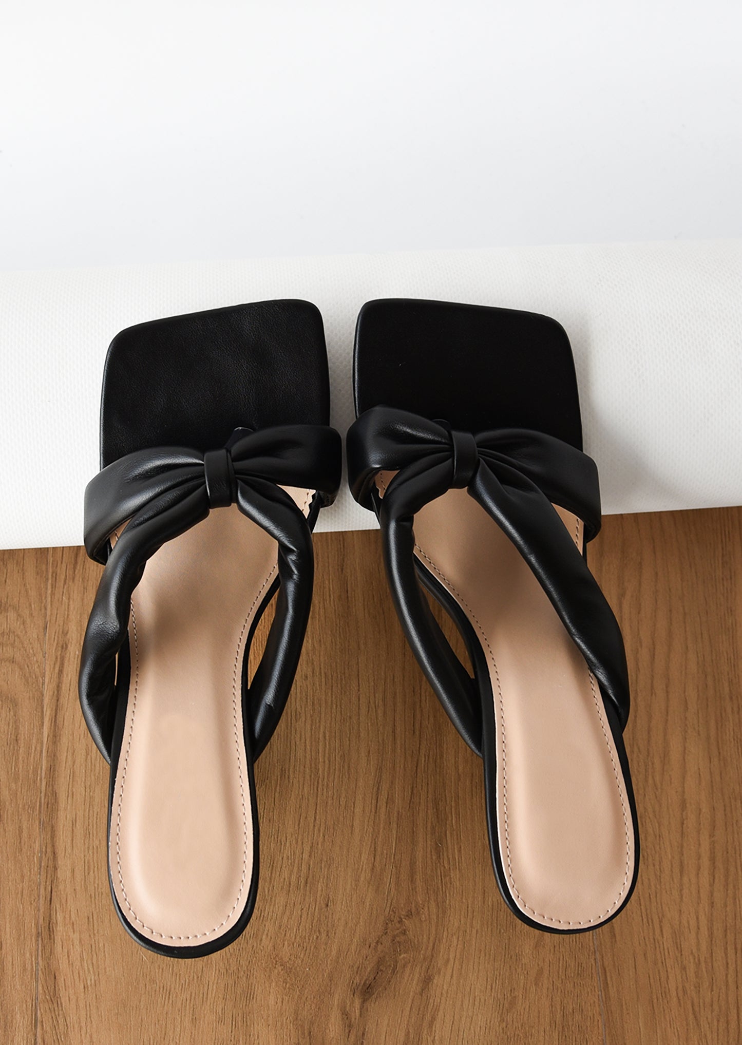 Sandalias negras de tacón estilo chancla y acabado acolchado