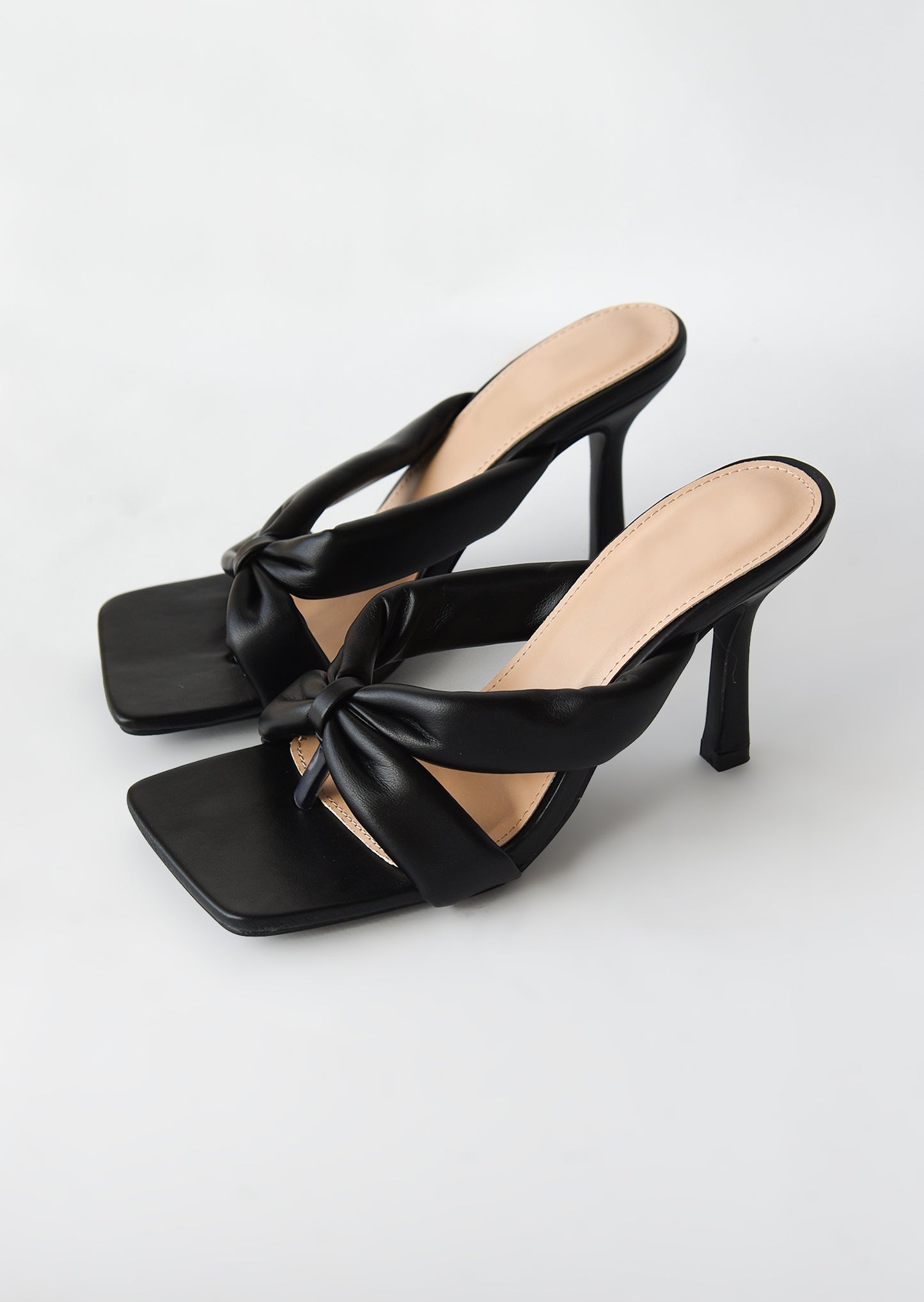 Toe thong heeled sandals in black