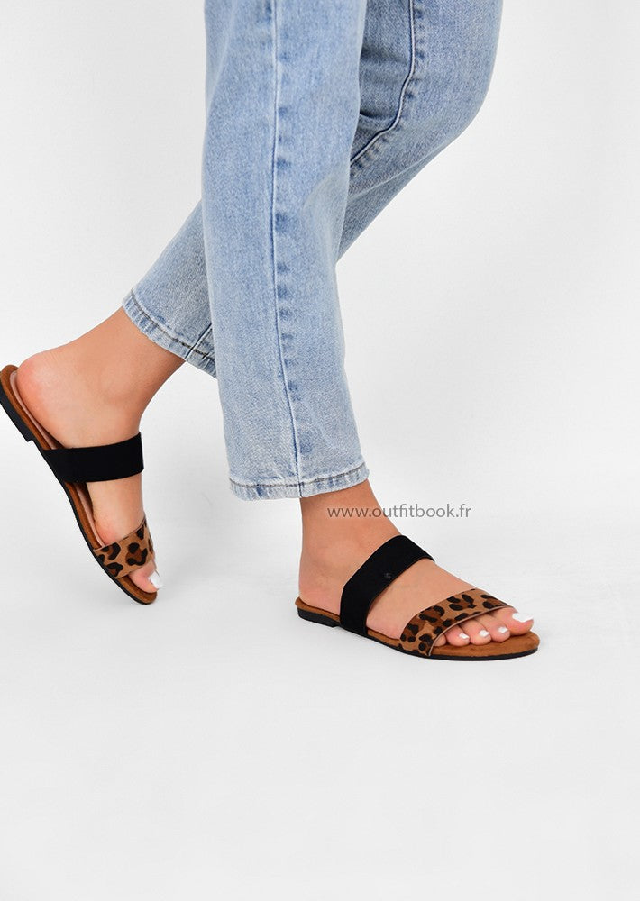 Flat sandals with leopard print strap