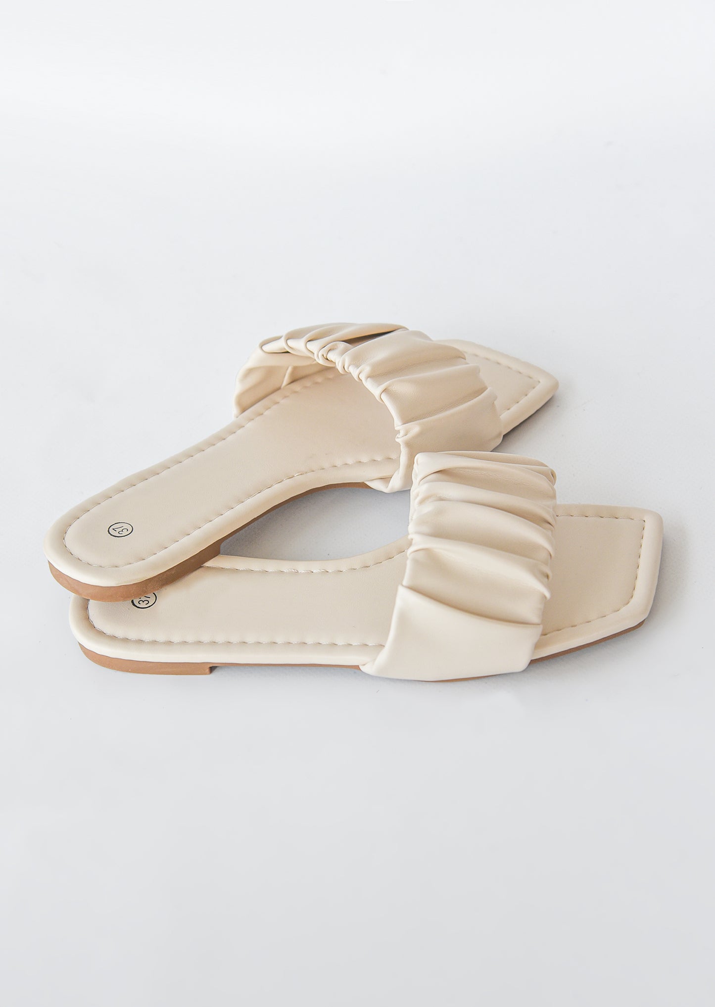Sandalias planas con diseño fruncido y puntera cuadrada en beis