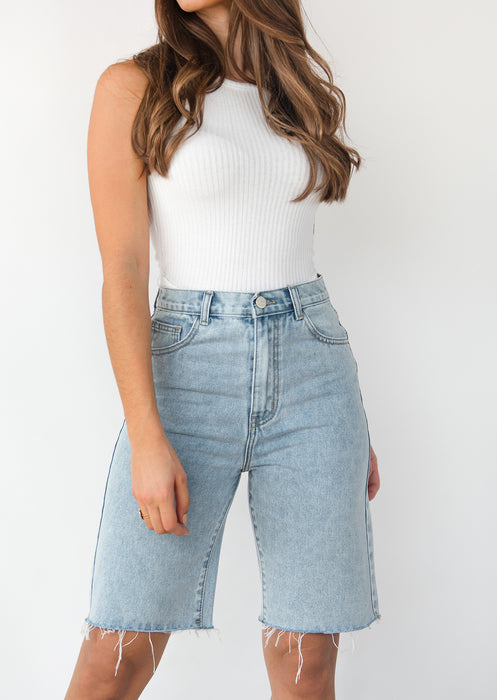 Pantalones cortos vaqueros largos en azul claro