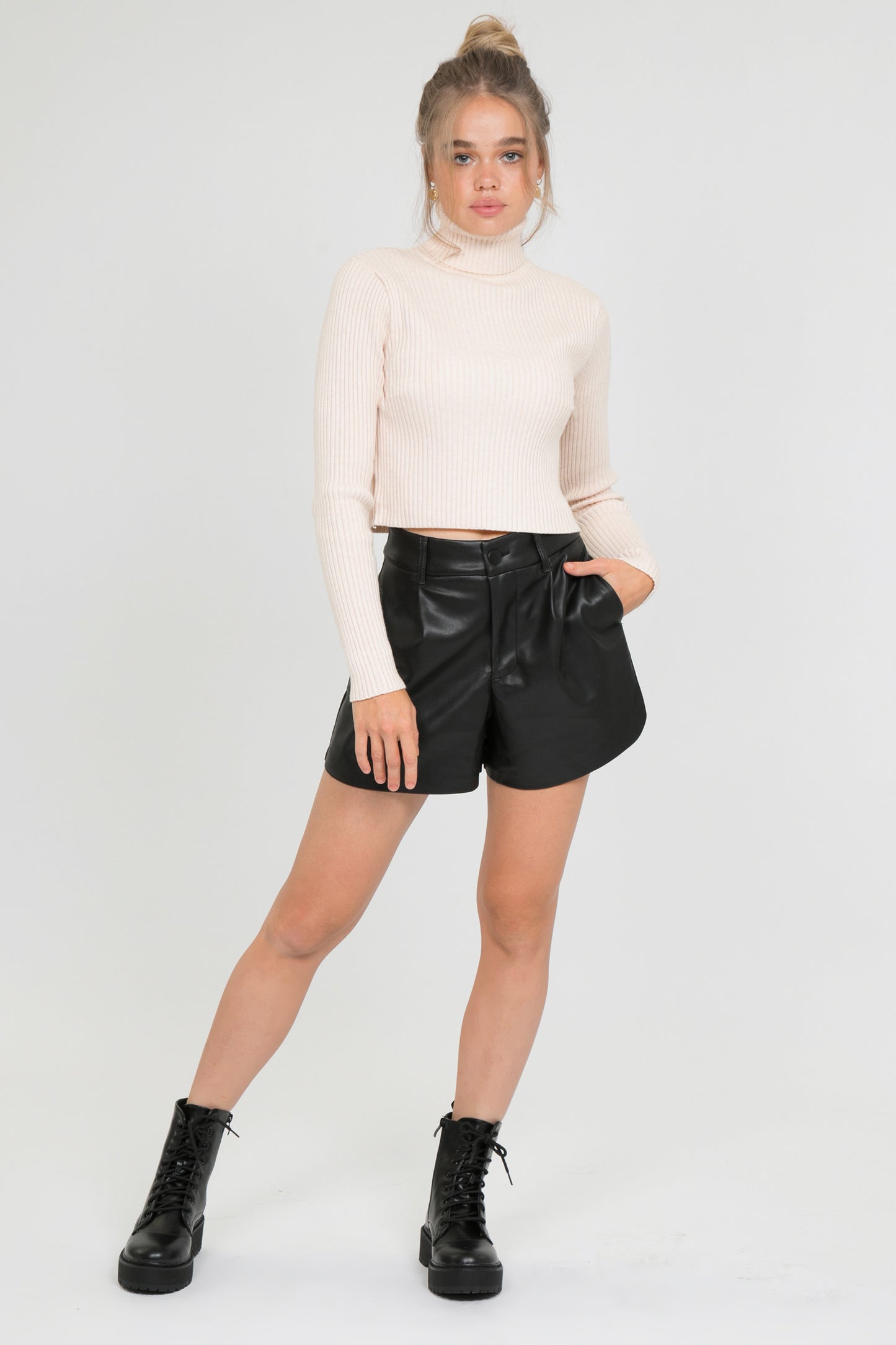 Short taille haute en simili cuir