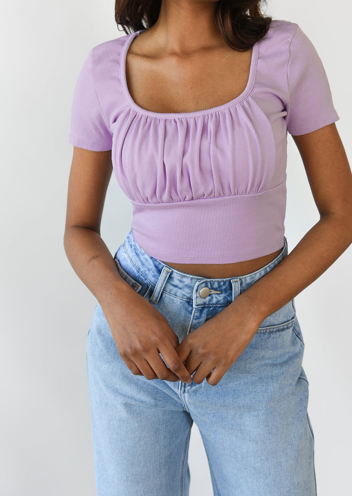 Camiseta con detalle fruncido en lila