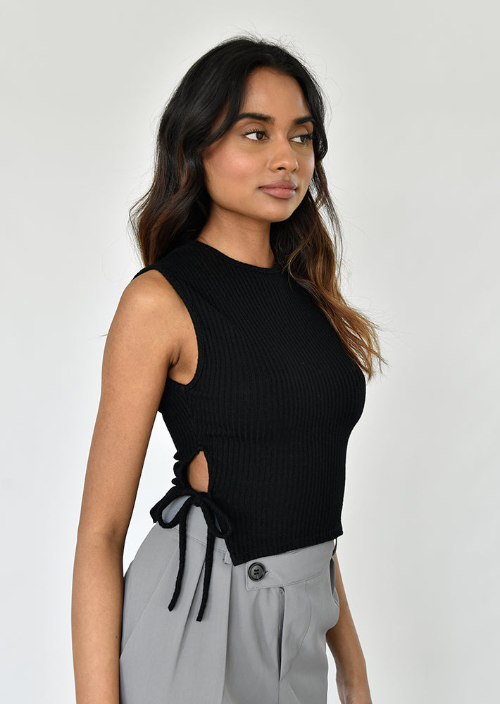 Top sin mangas con laterales anudados