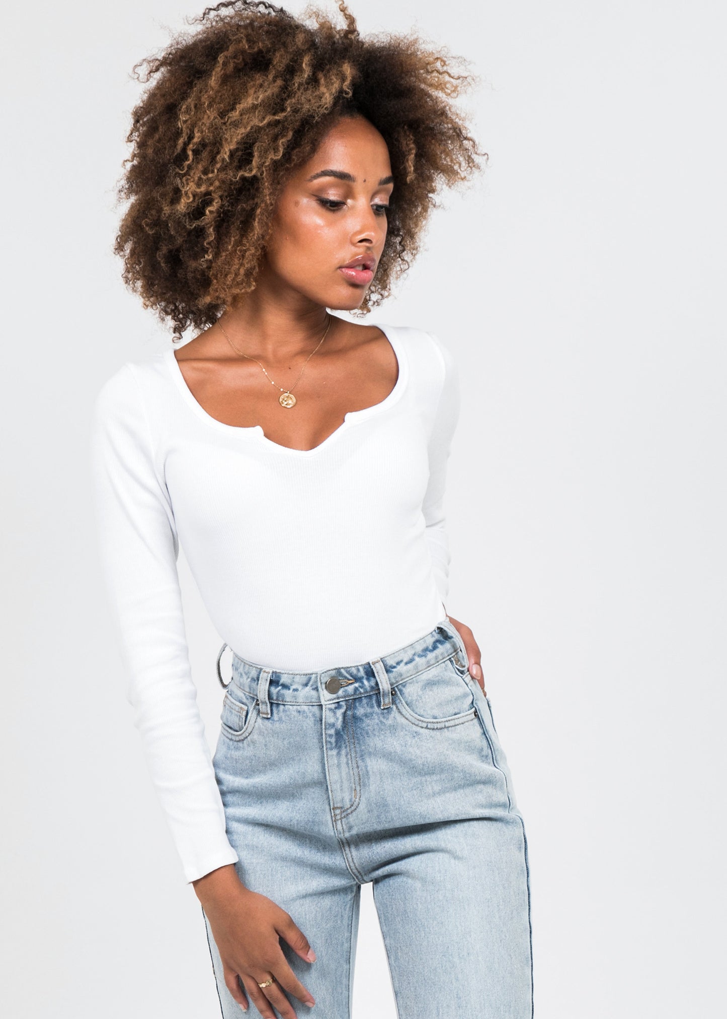 Long sleeves top with notch detail in white